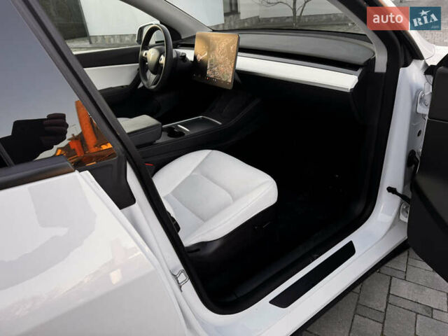 Белый Тесла Model Y, объемом двигателя 0 л и пробегом 51 тыс. км за 28500 $, фото 14 на Automoto.ua