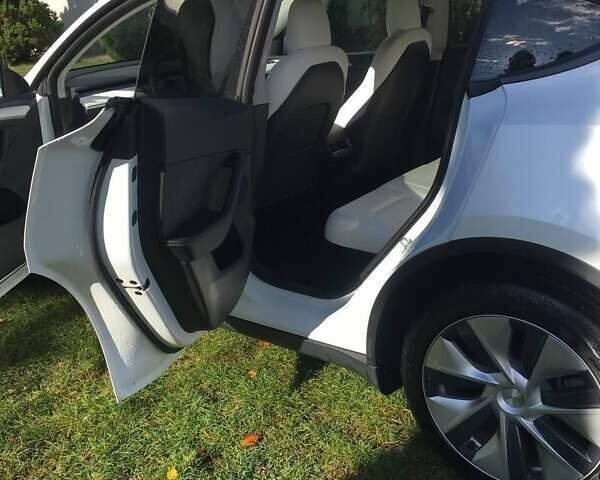 Белый Тесла Model Y, объемом двигателя 0 л и пробегом 30 тыс. км за 25900 $, фото 5 на Automoto.ua