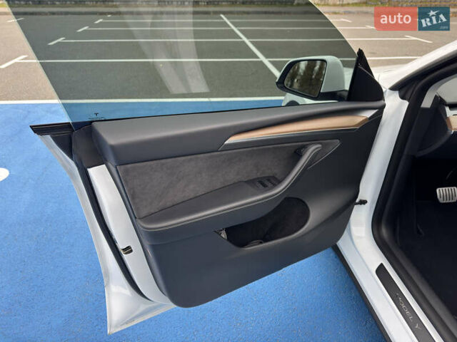 Белый Тесла Model Y, объемом двигателя 0 л и пробегом 68 тыс. км за 35000 $, фото 12 на Automoto.ua