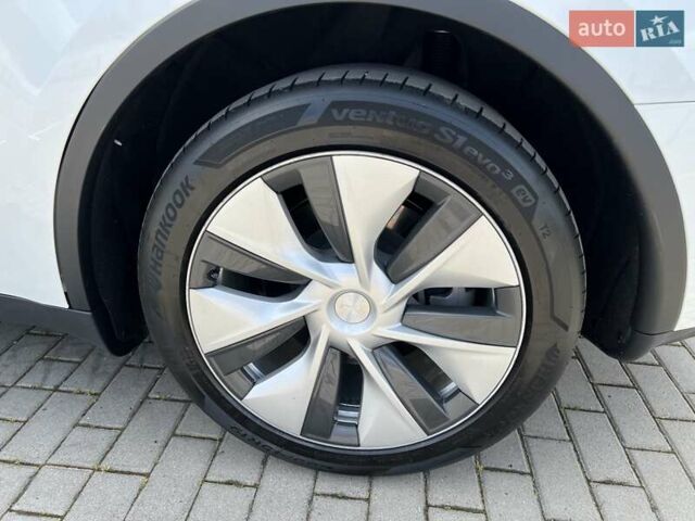 Белый Тесла Model Y, объемом двигателя 0 л и пробегом 17 тыс. км за 24777 $, фото 10 на Automoto.ua