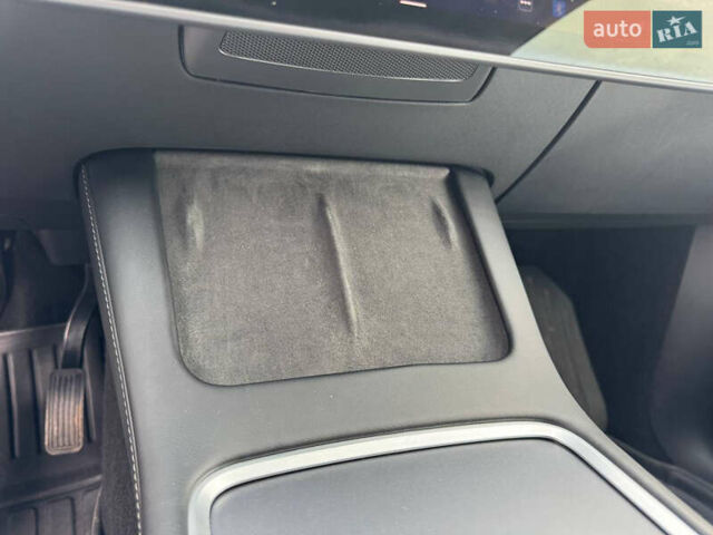 Білий Тесла Model Y, об'ємом двигуна 0 л та пробігом 62 тис. км за 27400 $, фото 46 на Automoto.ua