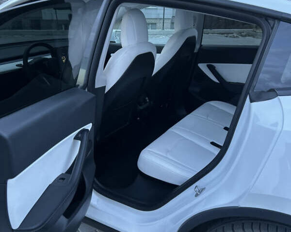 Белый Тесла Model Y, объемом двигателя 0 л и пробегом 20 тыс. км за 28000 $, фото 11 на Automoto.ua