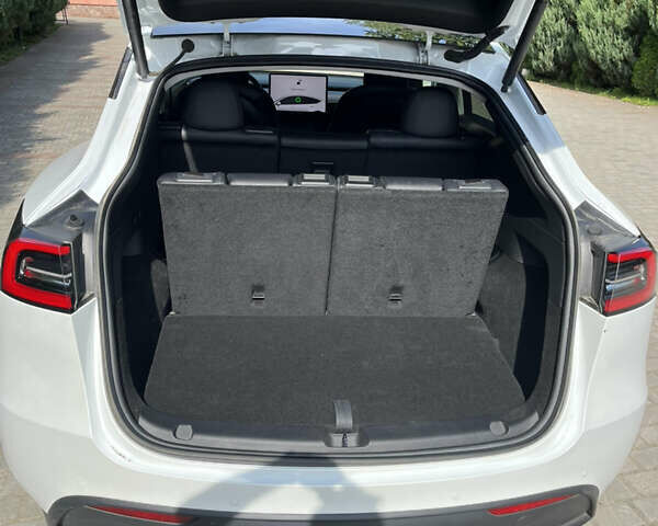 Белый Тесла Model Y, объемом двигателя 0 л и пробегом 26 тыс. км за 28300 $, фото 11 на Automoto.ua