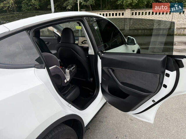Білий Тесла Model Y, об'ємом двигуна 0 л та пробігом 82 тис. км за 25499 $, фото 18 на Automoto.ua
