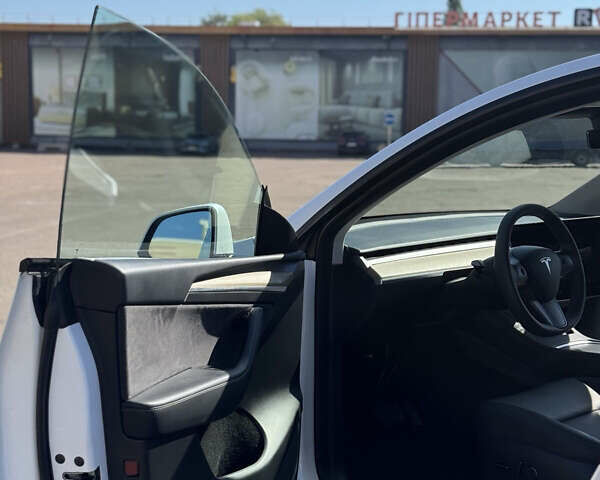 Белый Тесла Model Y, объемом двигателя 0 л и пробегом 50 тыс. км за 28000 $, фото 2 на Automoto.ua