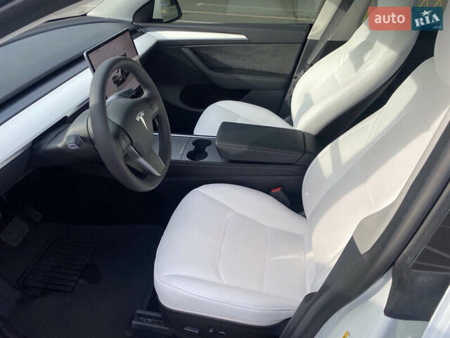 Белый Тесла Model Y, объемом двигателя 0 л и пробегом 12 тыс. км за 39700 $, фото 14 на Automoto.ua
