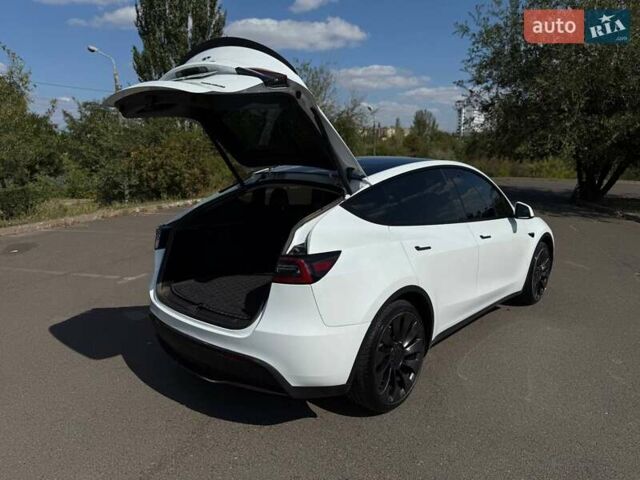 Білий Тесла Model Y, об'ємом двигуна 0 л та пробігом 56 тис. км за 26000 $, фото 25 на Automoto.ua