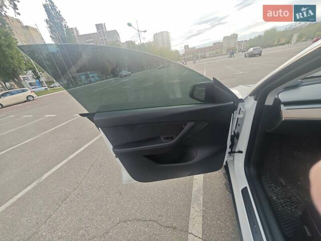 Белый Тесла Model Y, объемом двигателя 0 л и пробегом 38 тыс. км за 28000 $, фото 32 на Automoto.ua