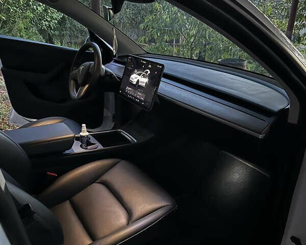 Белый Тесла Model Y, объемом двигателя 0 л и пробегом 43 тыс. км за 26000 $, фото 6 на Automoto.ua