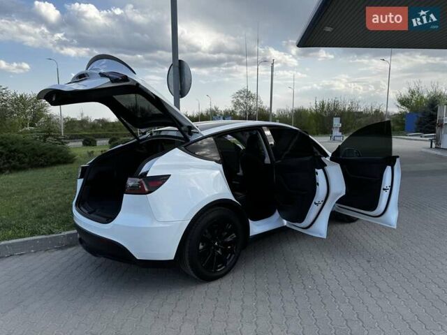 Белый Тесла Model Y, объемом двигателя 0 л и пробегом 59 тыс. км за 28800 $, фото 43 на Automoto.ua