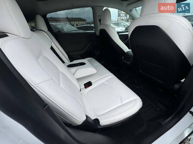 Білий Тесла Model Y, об'ємом двигуна 0 л та пробігом 62 тис. км за 27400 $, фото 25 на Automoto.ua