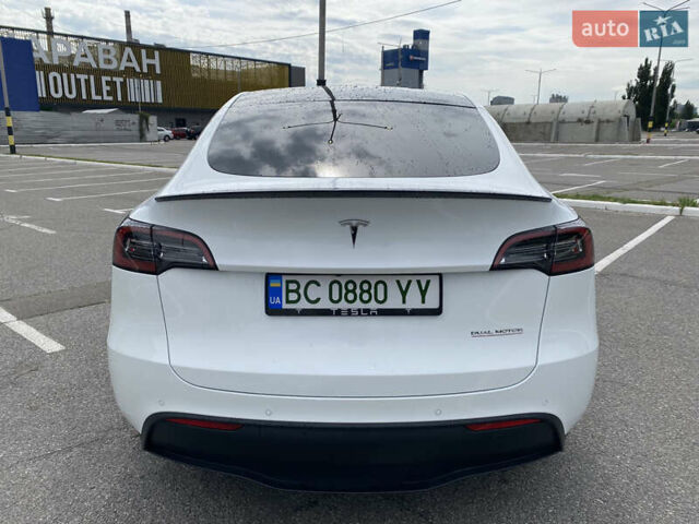 Белый Тесла Model Y, объемом двигателя 0 л и пробегом 43 тыс. км за 28000 $, фото 1 на Automoto.ua