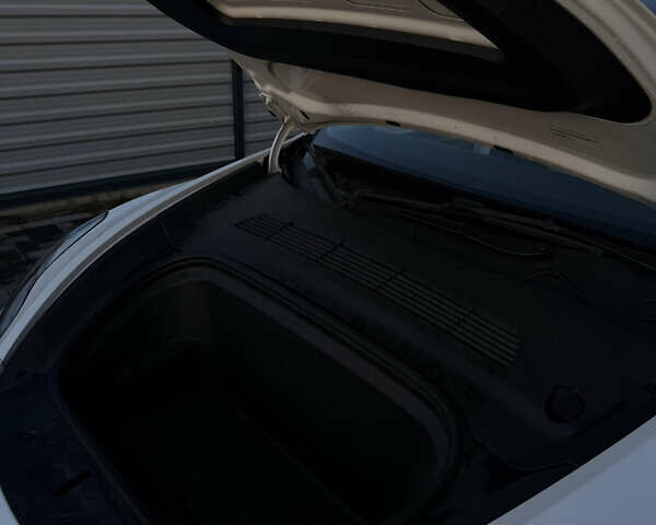 Білий Тесла Model Y, об'ємом двигуна 0 л та пробігом 52 тис. км за 26000 $, фото 17 на Automoto.ua