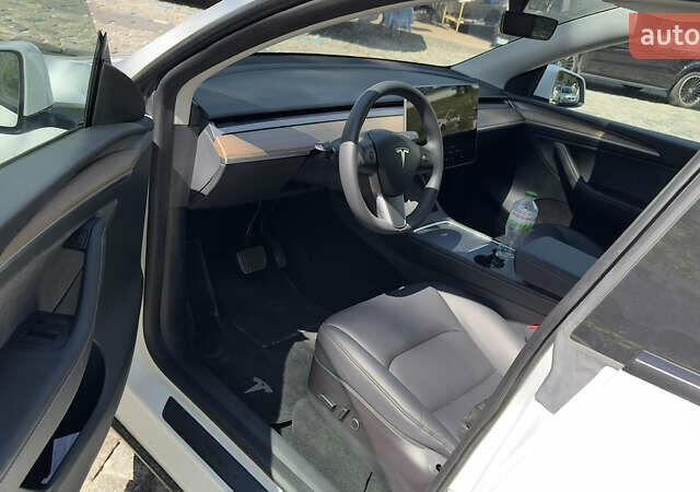 Белый Тесла Model Y, объемом двигателя 0 л и пробегом 8 тыс. км за 31000 $, фото 11 на Automoto.ua