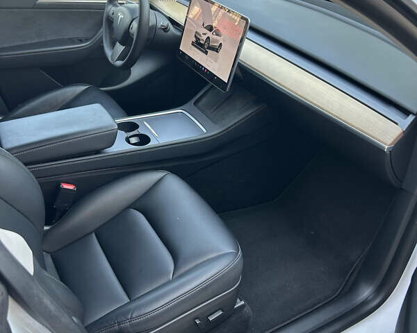 Белый Тесла Model Y, объемом двигателя 0 л и пробегом 129 тыс. км за 36499 $, фото 9 на Automoto.ua
