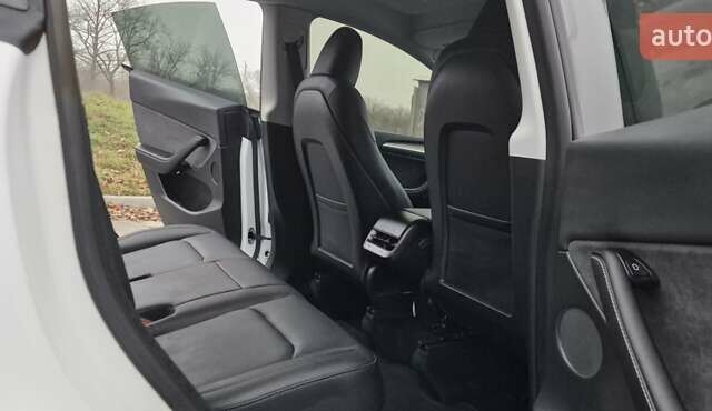 Белый Тесла Model Y, объемом двигателя 0 л и пробегом 27 тыс. км за 29000 $, фото 17 на Automoto.ua