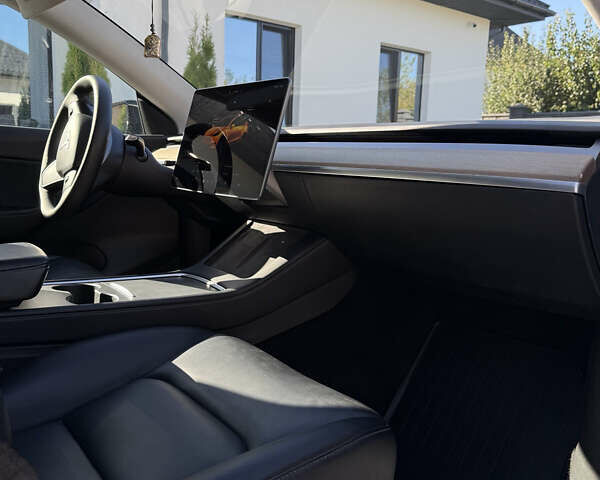 Тесла Model Y 2022 в Ровно на Automoto.ua Белый Тесла Model Y, объемом двигателя 0 л и пробегом 105 тыс. км за 27000 $, фото 11 на Automoto.ua