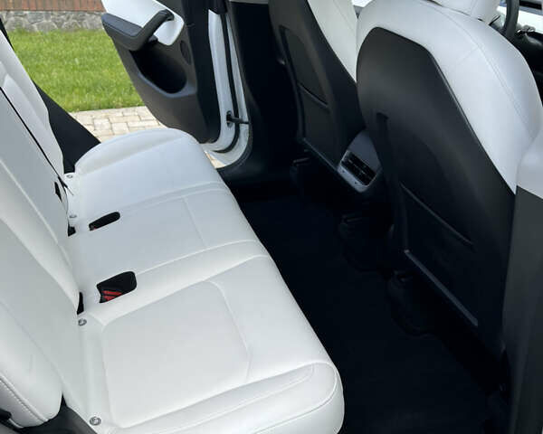 Білий Тесла Model Y, об'ємом двигуна 0 л та пробігом 43 тис. км за 28500 $, фото 22 на Automoto.ua