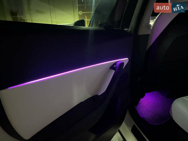 Белый Тесла Model Y, объемом двигателя 0 л и пробегом 51 тыс. км за 31000 $, фото 54 на Automoto.ua