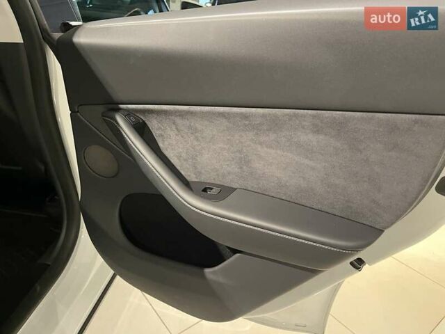 Белый Тесла Model Y, объемом двигателя 0 л и пробегом 14 тыс. км за 47800 $, фото 25 на Automoto.ua