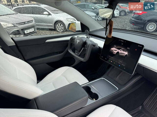Білий Тесла Model Y, об'ємом двигуна 0 л та пробігом 62 тис. км за 27400 $, фото 17 на Automoto.ua