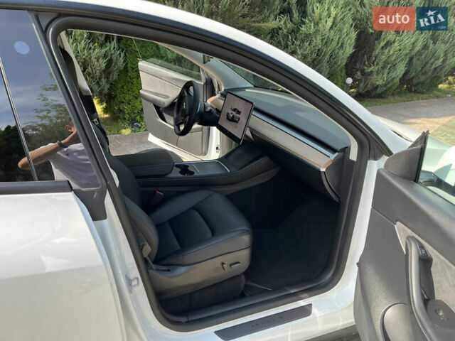 Белый Тесла Model Y, объемом двигателя 0 л и пробегом 26 тыс. км за 28300 $, фото 23 на Automoto.ua