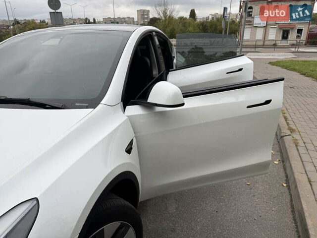 Білий Тесла Model Y, об'ємом двигуна 0 л та пробігом 82 тис. км за 25499 $, фото 28 на Automoto.ua