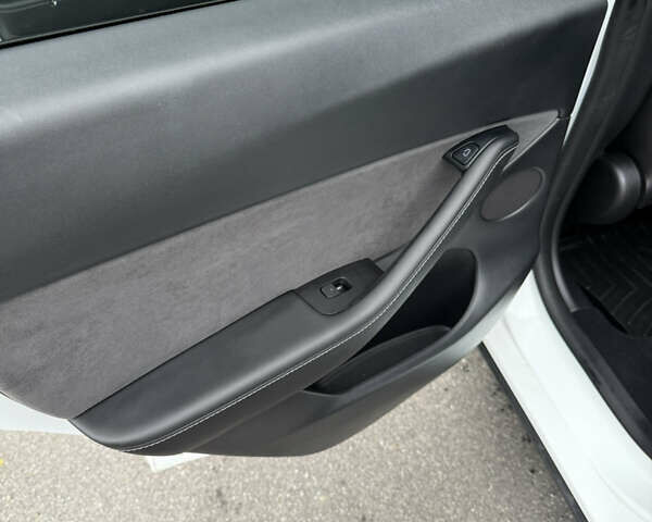 Білий Тесла Model Y, об'ємом двигуна 0 л та пробігом 82 тис. км за 25499 $, фото 12 на Automoto.ua