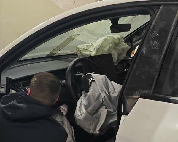 Белый Тесла Model Y, объемом двигателя 0 л и пробегом 38 тыс. км за 28000 $, фото 65 на Automoto.ua