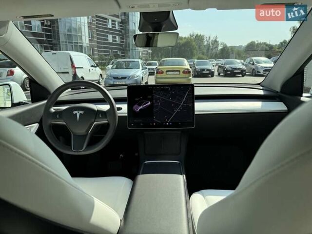 Белый Тесла Model Y, объемом двигателя 0 л и пробегом 49 тыс. км за 28000 $, фото 2 на Automoto.ua