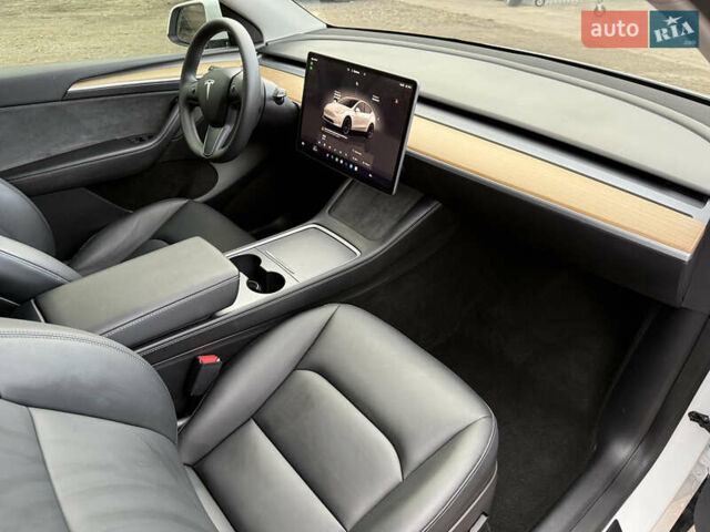 Белый Тесла Model Y, объемом двигателя 0 л и пробегом 16 тыс. км за 26500 $, фото 42 на Automoto.ua