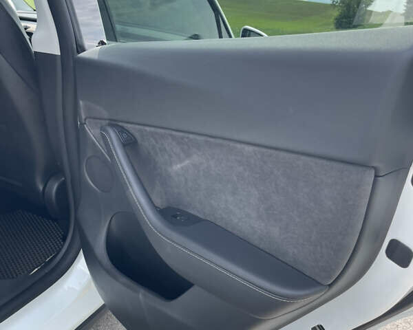 Белый Тесла Model Y, объемом двигателя 0 л и пробегом 76 тыс. км за 24900 $, фото 31 на Automoto.ua