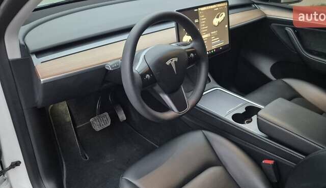 Белый Тесла Model Y, объемом двигателя 0 л и пробегом 27 тыс. км за 29000 $, фото 3 на Automoto.ua