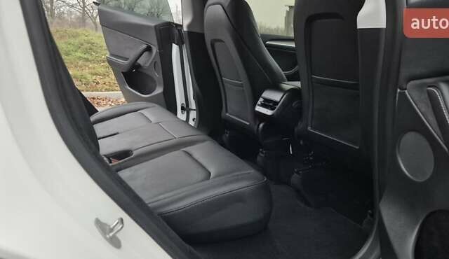 Белый Тесла Model Y, объемом двигателя 0 л и пробегом 27 тыс. км за 29000 $, фото 18 на Automoto.ua