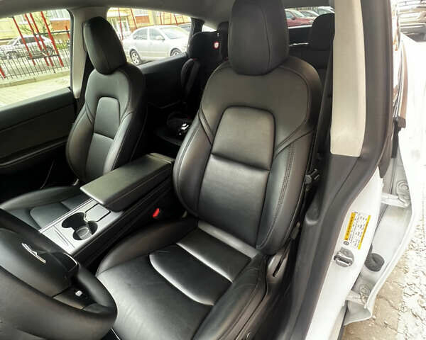 Белый Тесла Model Y, объемом двигателя 0 л и пробегом 93 тыс. км за 26200 $, фото 28 на Automoto.ua