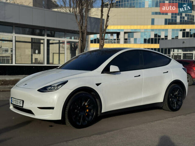 Білий Тесла Model Y, об'ємом двигуна 0 л та пробігом 53 тис. км за 28000 $, фото 1 на Automoto.ua