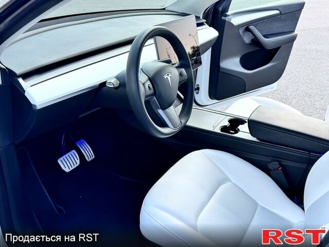 Білий Тесла Model Y, об'ємом двигуна 0.39 л та пробігом 64 тис. км за 28500 $, фото 7 на Automoto.ua