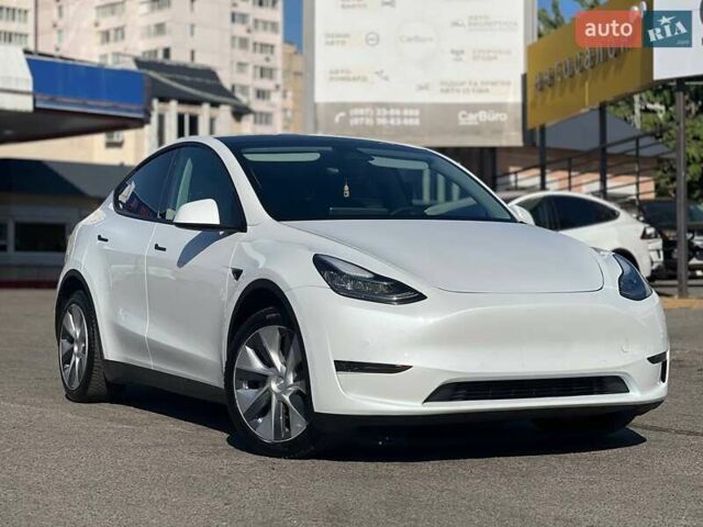 Белый Тесла Model Y, объемом двигателя 0 л и пробегом 31 тыс. км за 24999 $, фото 1 на Automoto.ua