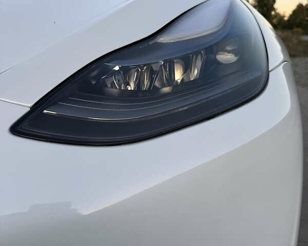 Белый Тесла Model Y, объемом двигателя 0 л и пробегом 53 тыс. км за 29500 $, фото 20 на Automoto.ua