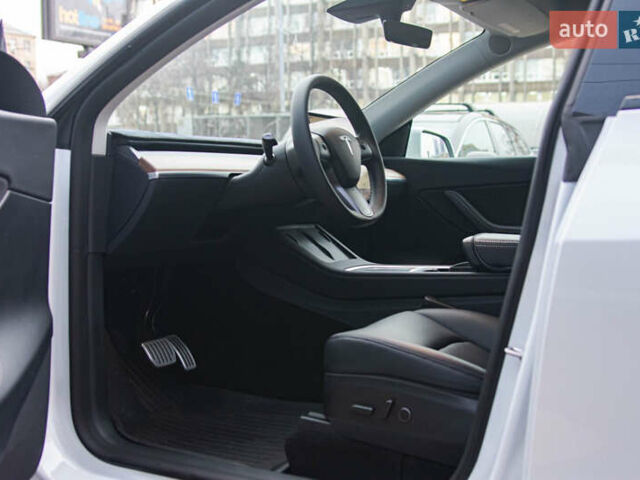 Белый Тесла Model Y, объемом двигателя 0 л и пробегом 20 тыс. км за 36900 $, фото 38 на Automoto.ua