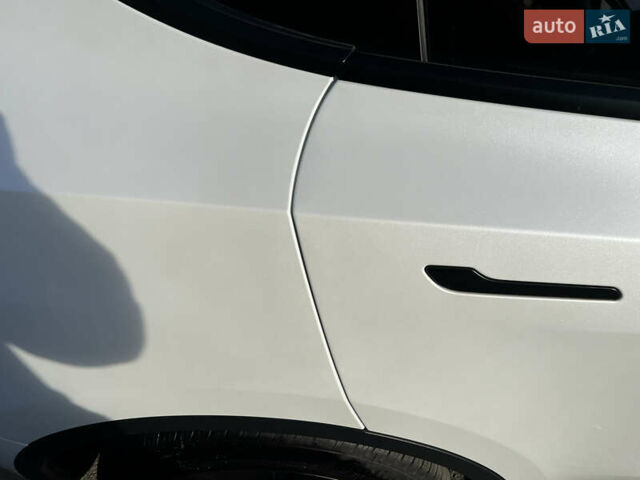 Білий Тесла Model Y, об'ємом двигуна 0 л та пробігом 12 тис. км за 24750 $, фото 31 на Automoto.ua