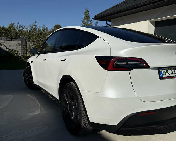 Тесла Model Y 2022 в Ровно на Automoto.ua Белый Тесла Model Y, объемом двигателя 0 л и пробегом 105 тыс. км за 27000 $, фото 3 на Automoto.ua