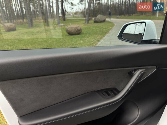 Белый Тесла Model Y, объемом двигателя 0 л и пробегом 74 тыс. км за 25700 $, фото 26 на Automoto.ua