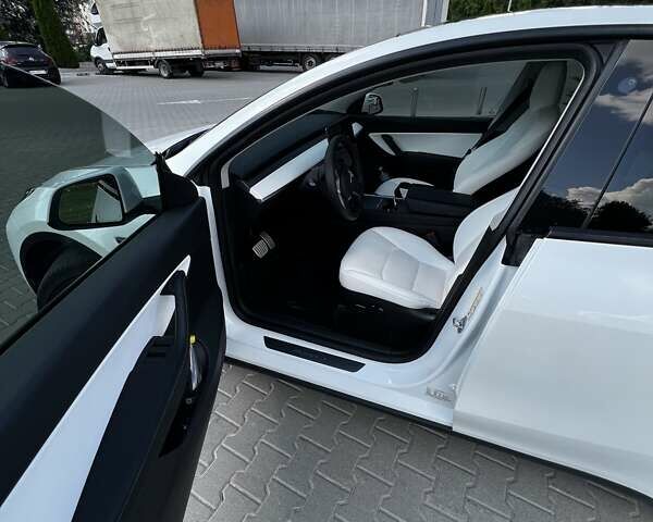 Белый Тесла Model Y, объемом двигателя 0 л и пробегом 59 тыс. км за 27999 $, фото 17 на Automoto.ua
