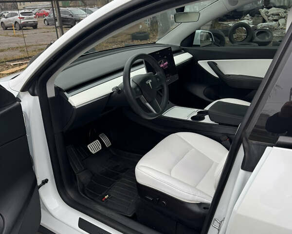 Білий Тесла Model Y, об'ємом двигуна 0 л та пробігом 83 тис. км за 26400 $, фото 19 на Automoto.ua