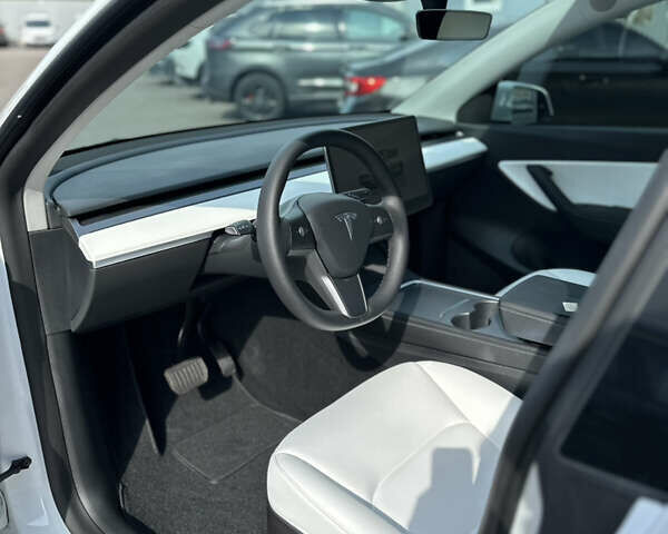 Белый Тесла Model Y, объемом двигателя 0 л и пробегом 44 тыс. км за 25900 $, фото 13 на Automoto.ua