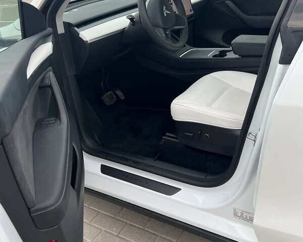 Білий Тесла Model Y, об'ємом двигуна 0 л та пробігом 15 тис. км за 27999 $, фото 17 на Automoto.ua