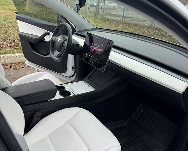 Білий Тесла Model Y, об'ємом двигуна 0 л та пробігом 83 тис. км за 26400 $, фото 18 на Automoto.ua