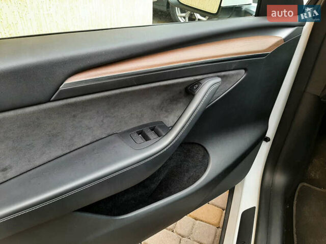 Білий Тесла Model Y, об'ємом двигуна 0 л та пробігом 27 тис. км за 28000 $, фото 13 на Automoto.ua