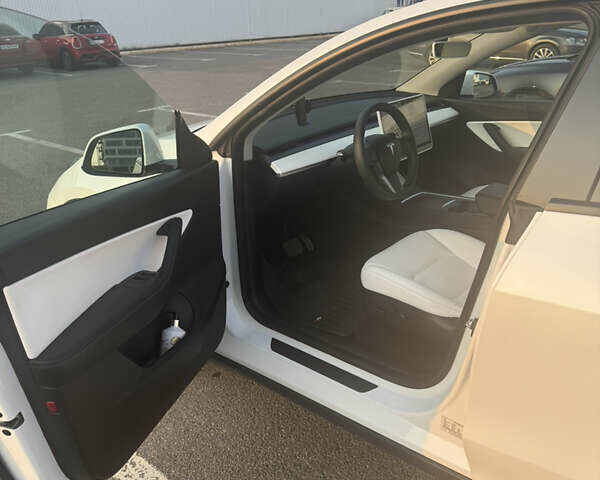 Белый Тесла Model Y, объемом двигателя 0 л и пробегом 79 тыс. км за 28000 $, фото 2 на Automoto.ua